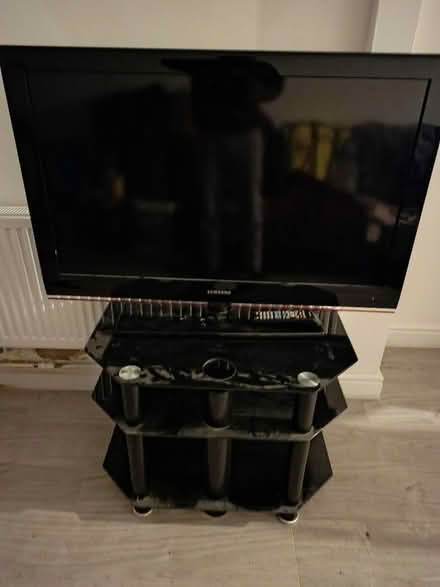 Photo of free Tv 40" and Tv stand (Hyde Park, DN4) #2