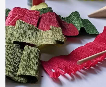 Photo of Crepe paper, rolls, papers, streamers and foil paper (IM8) #1