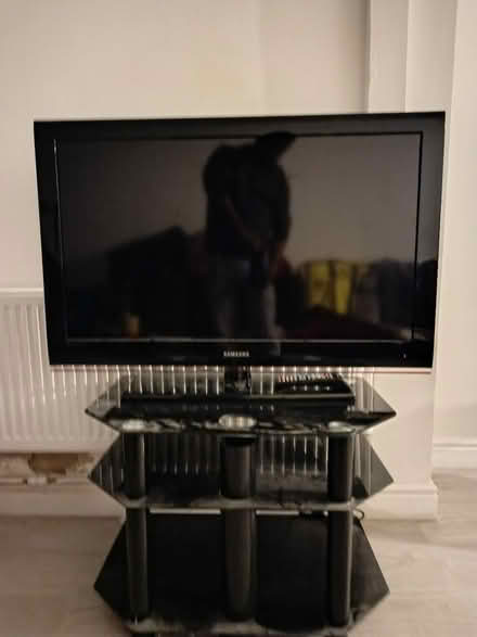 Photo of free Tv 40" and Tv stand (Hyde Park, DN4) #4