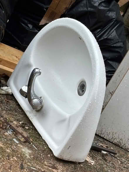 Photo of free bathroom basin with tap (Mitcham CR4) #1