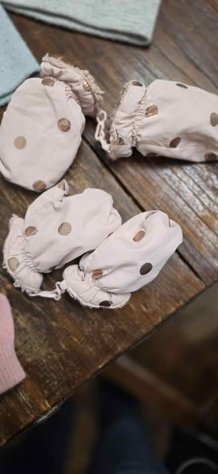 Photo of free Gloves • Mittens • Hats (Clapham Common) #4