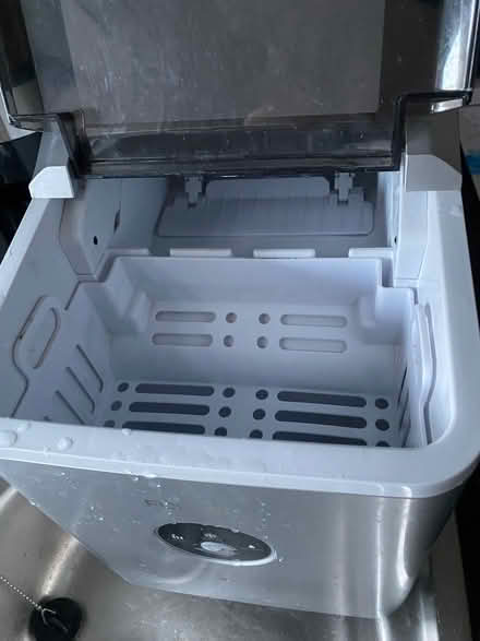 Photo of free Ice making machine (Havant PO9) #1