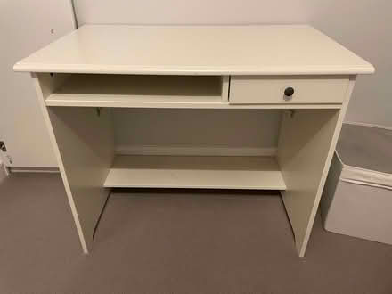 Photo of free White desk (St Margarets TW1) #1