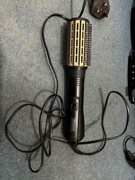 Photo of free Tresemmé Hot Brush (DE5 Ripley) #1