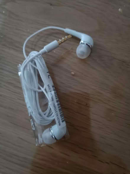 Photo of free New Samsung headphones (Friern Barnet, N11) #1