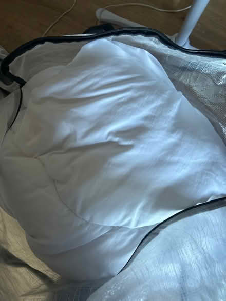 Photo of free King size summer 10 tog duvet (Hesketh Bank PR4) #1