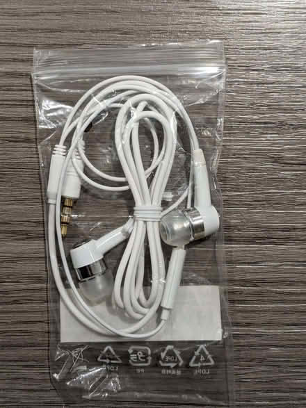 Photo of free White earbuds (Fulwood S10) #1