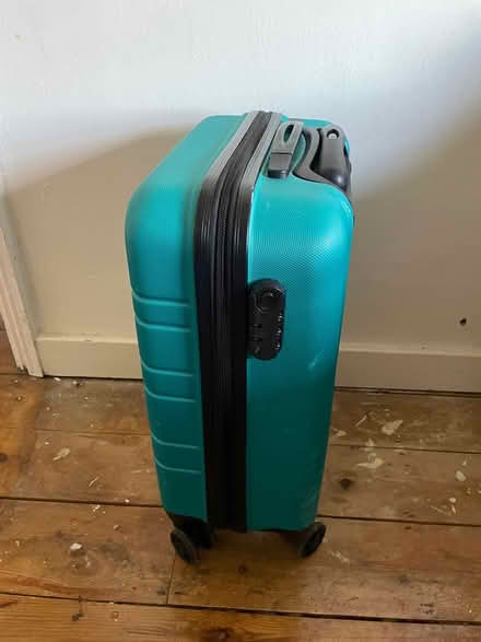 Photo of free BROKEN Suitcase ( HANDLE DONT WORK) (SE5) #1