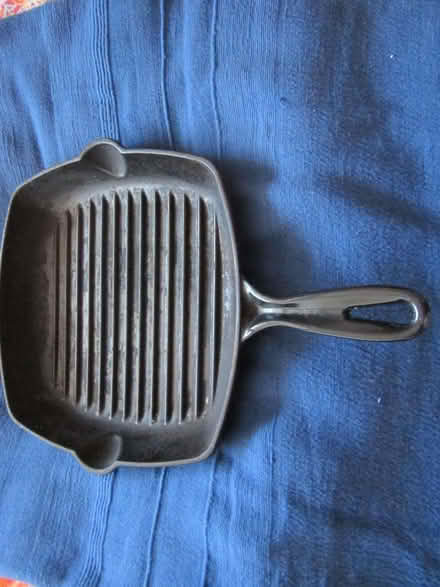 Photo of free Cast Iron 28cm griddle pan cooking pan heavy (Canonbury N1) #3