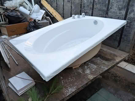 Photo of free Large bathtub (Glebe / Dow's Lake) #1