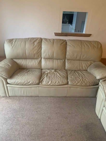 Photo of free leather suite, white (Poynton, Sk12 1tx) #1
