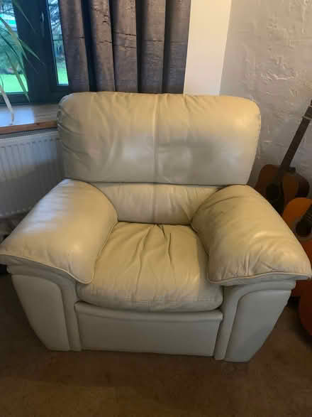 Photo of free leather suite, white (Poynton, Sk12 1tx) #3