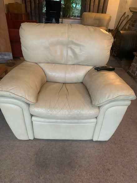 Photo of free leather suite, white (Poynton, Sk12 1tx) #2