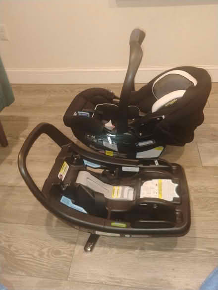Photo of free Graco Snugride Car Seat with Base (Clifton Heights Pennsylvania) #1