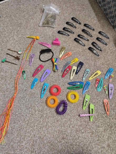 Photo of free Assorted girls hair accessories (HR1) #1