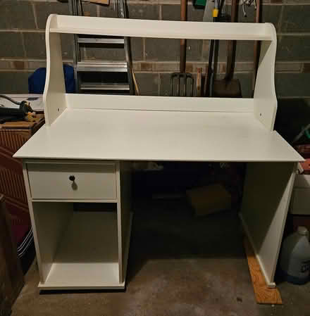 Photo of free White desk (Springfield) #1