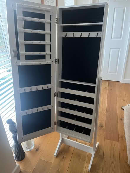 Photo of free Mirrored jewellery case (SK13) #2