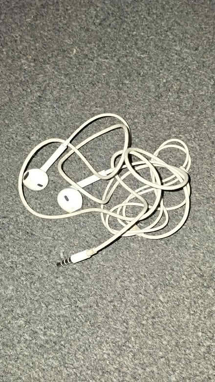 Photo of free Wired white headphones (West Croydon CR0) #1