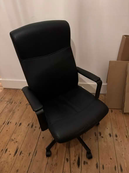 Photo of free Desk chair (Queens Park) #1