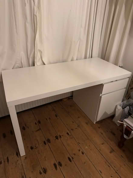 Photo of free White desk (Queens Park) #1