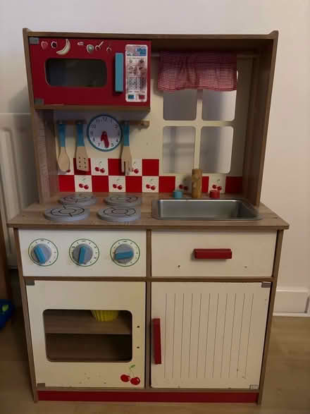 Photo of free Children’s play kitchen (Langdon Hills SS16) #1