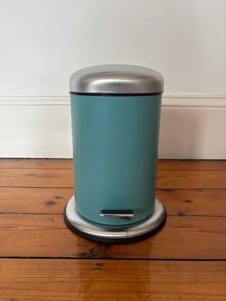 Photo of free 3l bathroom pedal bin (SE24) #1