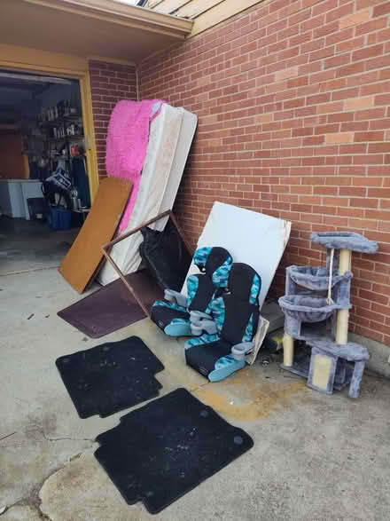 Photo of free Car seats, pink rug, cat tree + (80030) #1