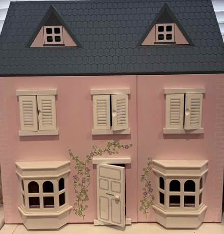 Photo of free Dolls house, furniture & dolls (RG40 Finchampstead) #1