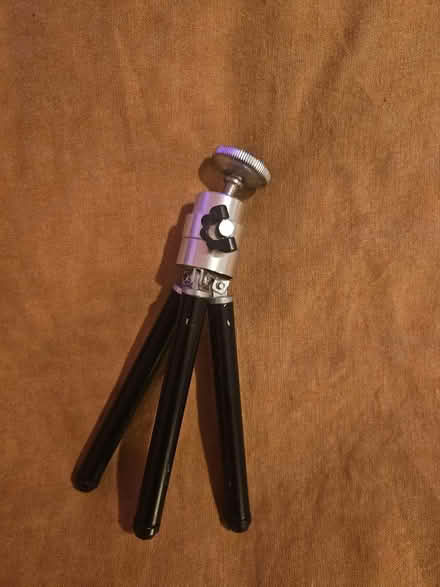 Photo of free Small tripod (SW17) #1