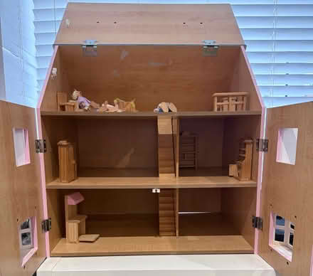 Photo of free Dolls house, furniture & dolls (RG40 Finchampstead) #3