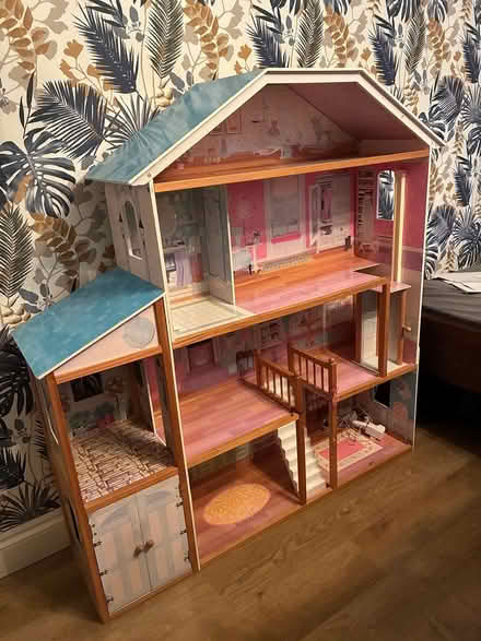 Photo of free Doll house (Ashford Surrey TW15) #1
