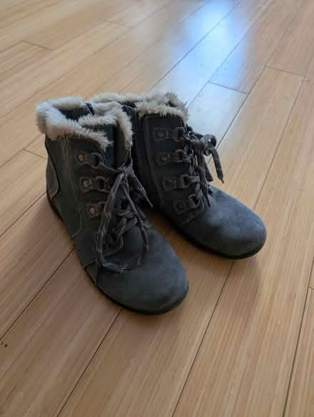 Photo of free 8 1/2 Woman's Winter Boot (Columbia Heights) #1
