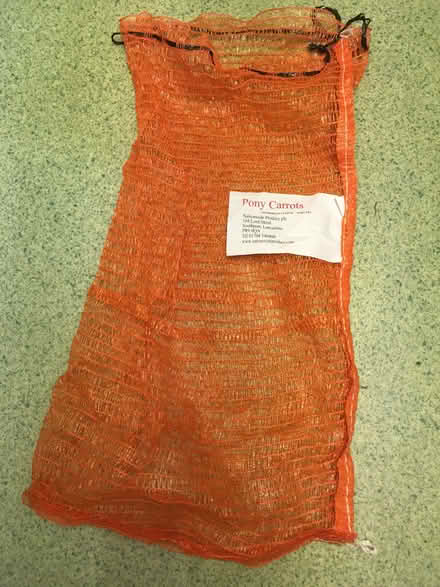 Photo of free net bags used to hold horse carrot (Terregles DG2) #1