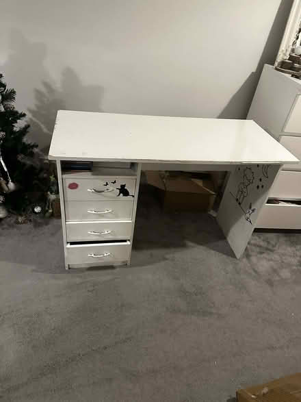 Photo of free White desk (Berrylands KT5) #1