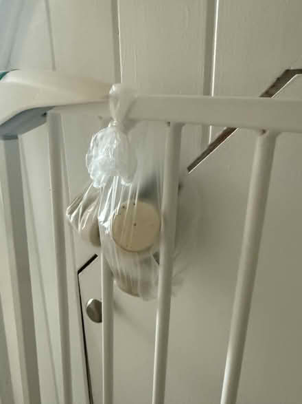 Photo of free Baby gate, works but with fault (Welling DA16) #4