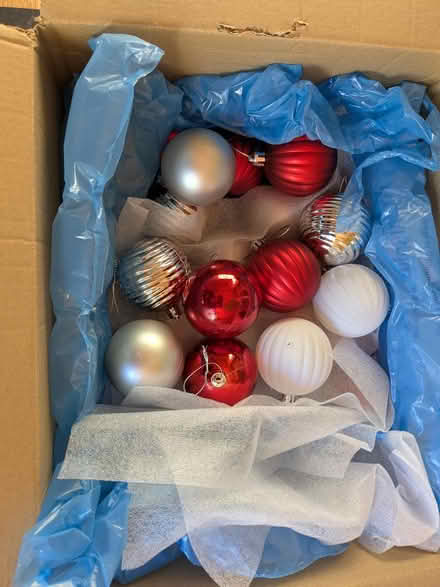 Photo of free minimalist xmas tree and decs (Handside, WGC, AL8) #2