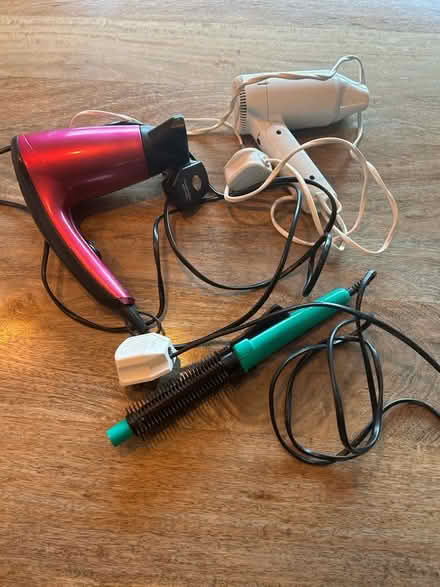 Photo of free Sychwr gwallt, brwsh poeth/ hairdryers and hot brush/tongs (Tregarth LL57) #1