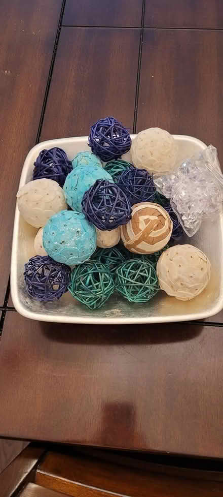 Photo of free Multiple decorative iteams (Pinerow Cres Waterloo) #1