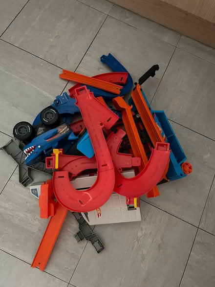 Photo of free Hot wheels track and cars (Thringstone LE67) #1