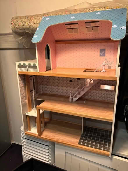 Photo of free Dolls house and furniture (Manor park E12) #1
