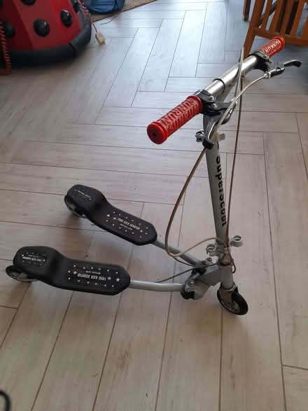 Photo of free Children's "Frog" kick scooter (Loughborough LE11) #1