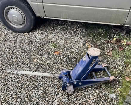 Photo of Vehicle Jack & inspection stands (CH60) #3