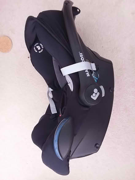 Photo of free Car seat (infant) with Isofix Maxi-Cosi (Helensburgh G84) #1