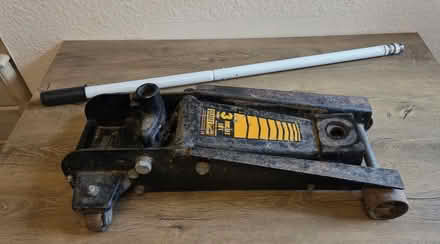 Photo of Vehicle Jack & inspection stands (CH60) #1