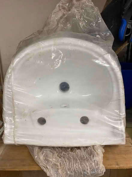 Photo of Ceramic hand basin (Minehead TA24) #1