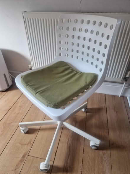 Photo of free White chair with green cushion (Sparkhill B12) #2