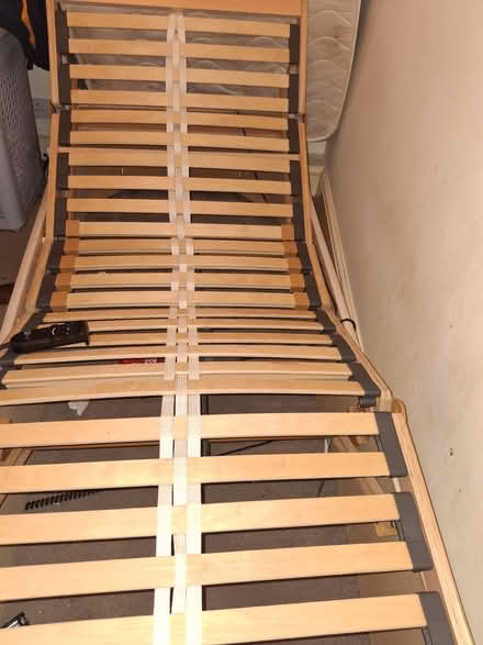 Photo of free Single bed with remote (LU2, Luton) #3