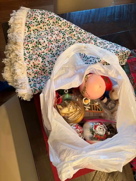 Photo of free Christmas Tree Skirt & decorations (Ponytrail & Rathburn) #1