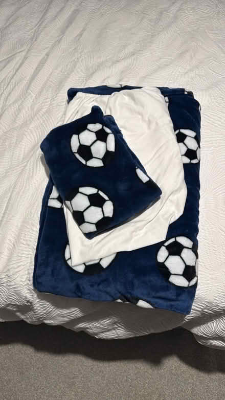 Photo of free Toddler Bed with mattress and 2 boys bedding sets (Hanwood Bank SY5) #3