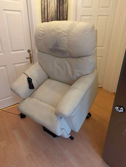 Photo of free electric reclining armchair (GU14) #4